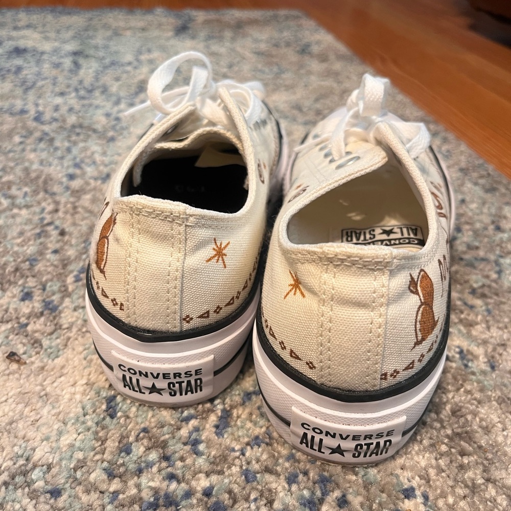 Converse Low Tops Women’s Size 6 / Men’s 4.5 NWOT - Picture 2 of 4